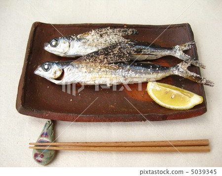 Salt-grilled flying fish 5039345