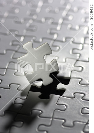 Illuminated white puzzle pieces (vertical) 5039422