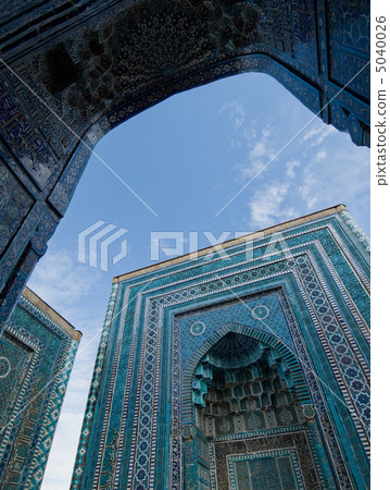 Blue tiled facades of Shahi-Zinda Necropolis, Samarkand, Uzbekis 5040026