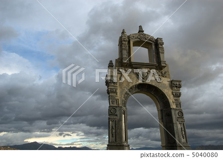 Indigenous arch, La Paz, Bolivia Indigenous arch, La Paz, Bolivia 5040080