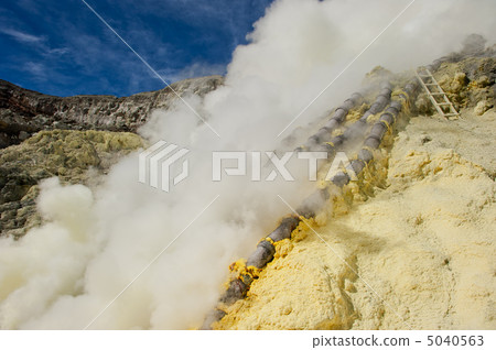 Sulphur mining, Kawah Ijen volcano, Java, Indonesia 5040563