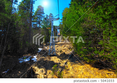 Wonderful view of the cableway in the mountains. Wonderful view of the cableway in the mountains. 5041033