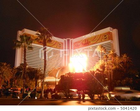 Free show at the Mirage Hotel (Volcano) Free show at the Mirage Hotel (Volcano) 5041420