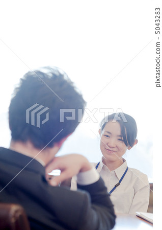 一個女人聽著一個帶著微笑的故事 5043283