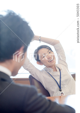 聽一個故事的婦女與微笑，當舒展反對一個人時 5043303