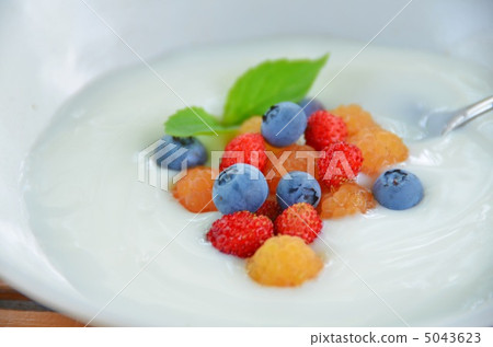 Yogurt and berries 5043623