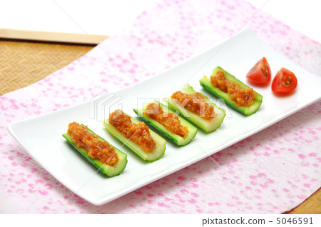 Pour cucumber and celery 5046591