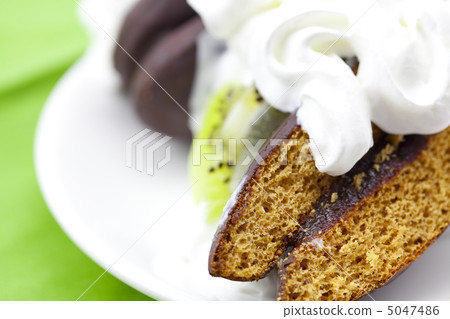 cake with whipped cream and kiwi 5047486