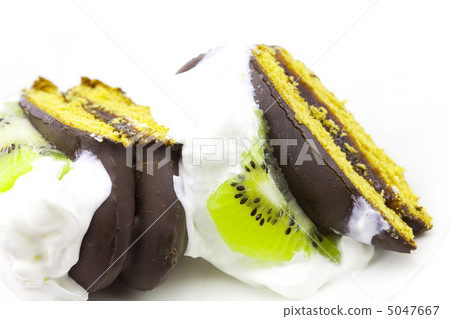 pieces of cake with cream and kiwi pieces of cake with cream and kiwi 5047667