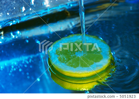 lemon under running water lemon under running water 5051923