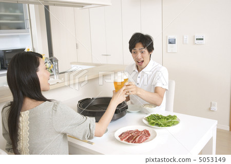 A young couple who eats yakiniku 5053149