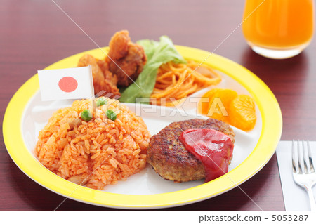 孩子們在桌子上吃午飯 孩子們在桌子上吃午飯 5053287