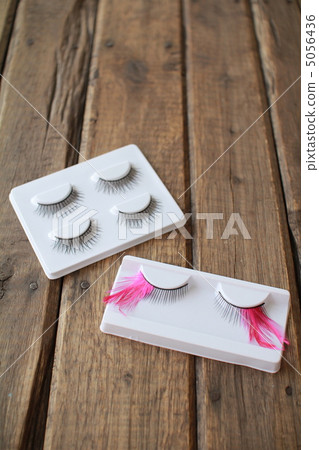 Eye makeup tool: Winged false eyelashes Eye makeup tool: Winged false eyelashes 5056436