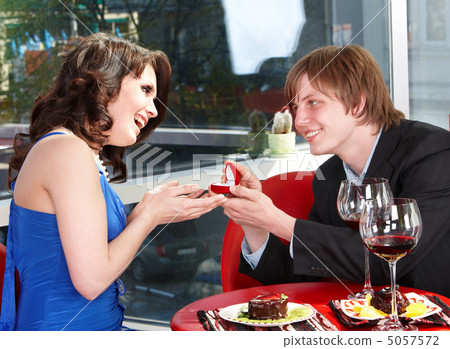 Man propose marriage to girl. 5057572