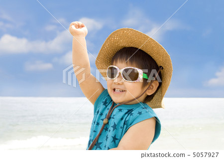 褪色的孩子在海中 5057927