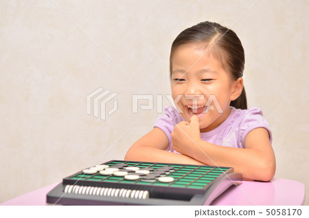 Girls enjoying Othello 5058170