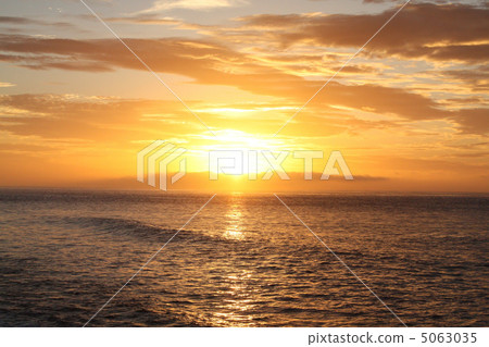 The sun and sea 5063035