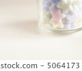 很多星狀糖在一個瓶子裡 5064173
