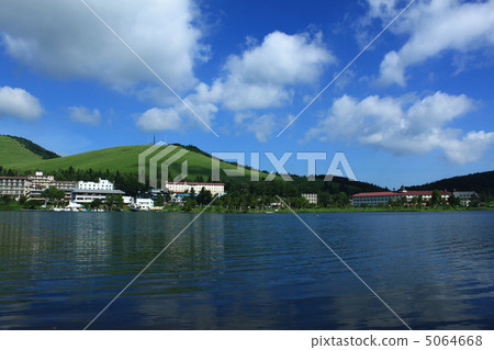 在中間的Lake Shirakabaki 在中間的Lake Shirakabaki 5064668