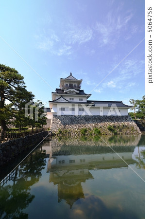 護城河美麗的富山城堡 5064756