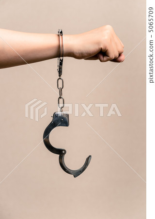 Descend after handcuffs are removed 5065709