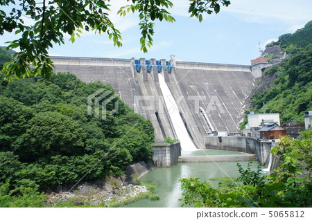 從植物壩Crest Gate 1水平從樹蔭 5065812