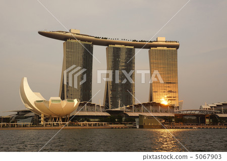 Evening view of Marina Bay Sands 5067903