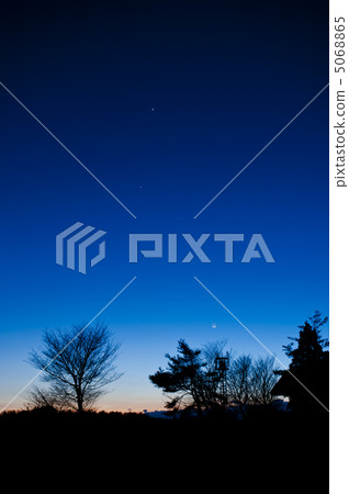 The moon's thin moon and Jupiter · Venus The moon's thin moon and Jupiter · Venus 5068865