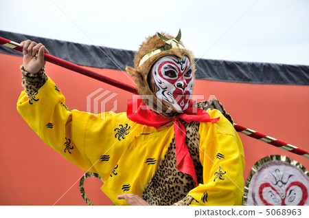 Street performance Street performance 5068963