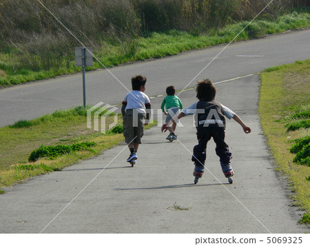 Roller skating 5069325