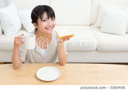 一個女人在吃麵包 一個女人在吃麵包 5069498