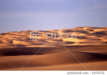 撒哈拉大沙漠的沙丘 5070528