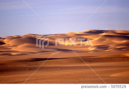 Dunes of the Sahara Desert 5070529