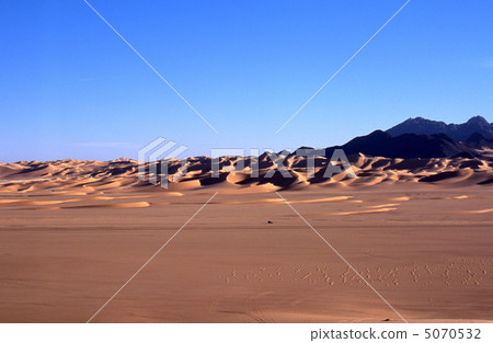 Dunes of the Sahara Desert Dunes of the Sahara Desert 5070532