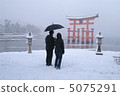 Snow的Miyajima Torii Snow的Miyajima Torii 5075291
