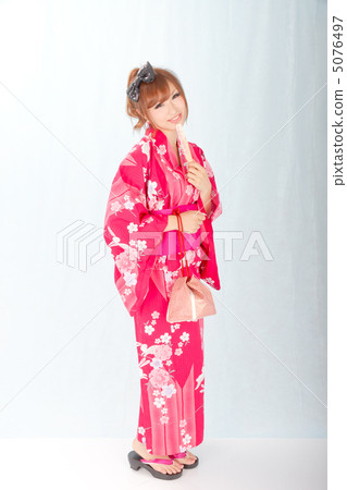 看起來好的女孩在逗人喜愛的桃紅色yukata 看起來好的女孩在逗人喜愛的桃紅色yukata 5076497