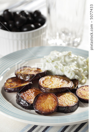 Roasted eggplants with tzatziki 5077433