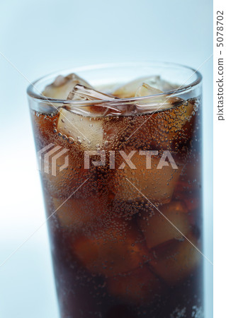 Cola with ice 5078702
