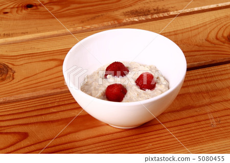 Fresh strawberries in a glass dish on white background. 5080455