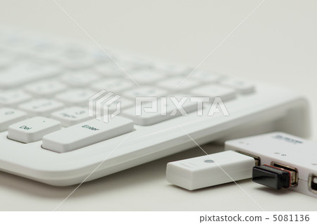 White keyboard and USB hub 5081136