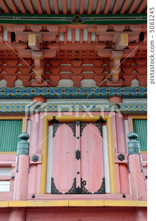 Triple tower of Kiyomizudera, bamboos and doors Triple tower of Kiyomizudera, bamboos and doors 5081245