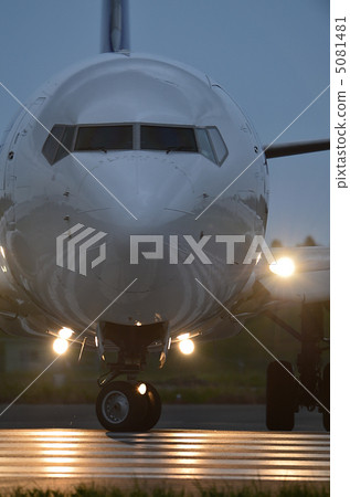 客用飛機 傍晚 5081481