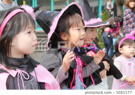 Four girls who costumed Halloween Four girls who costumed Halloween 5081577