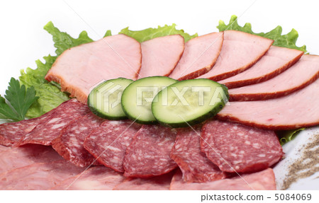 various sliced sausages with vegetables 5084069
