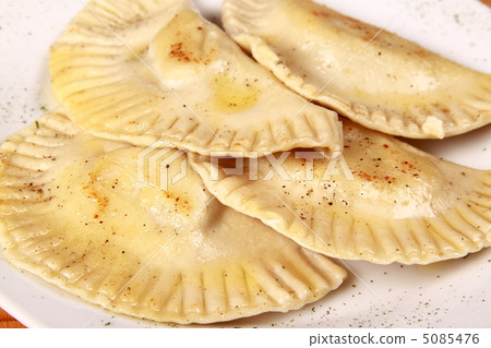 raviolli on plate 5085476