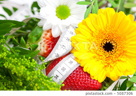 background of red big juicy ripe strawberry and flower 5087306