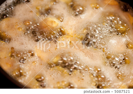 bananas in the pan in boiling caramel 5087521