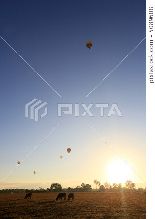 Hot air balloon's departure 5089608