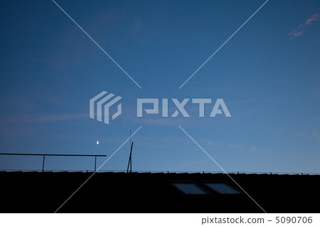 evening sky over the roof and the silhouette of the house evening sky over the roof and the silhouette of the house 5090706