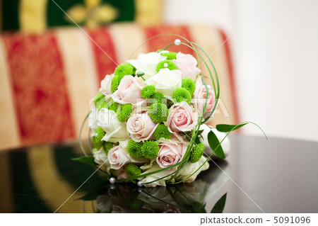 beautiful bridal bouquet lying on the table beautiful bridal bouquet lying on the table 5091096
